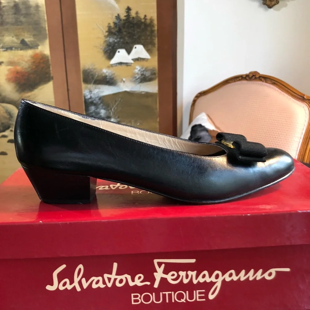 Salvatore Ferragamo Vara Pump Size 7B in Nero Calfskin - Picture 11 of 16